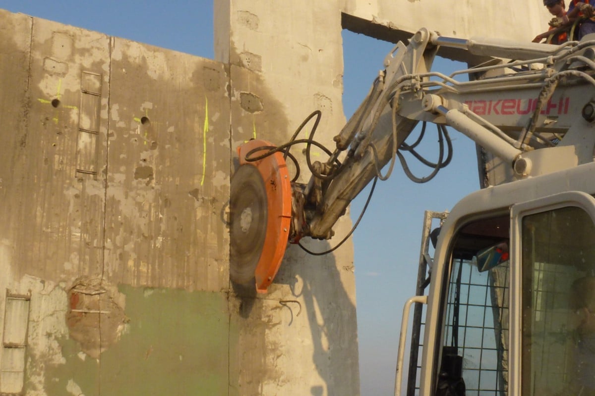 Demolition of concrete tower with high speed diamond rocksaw